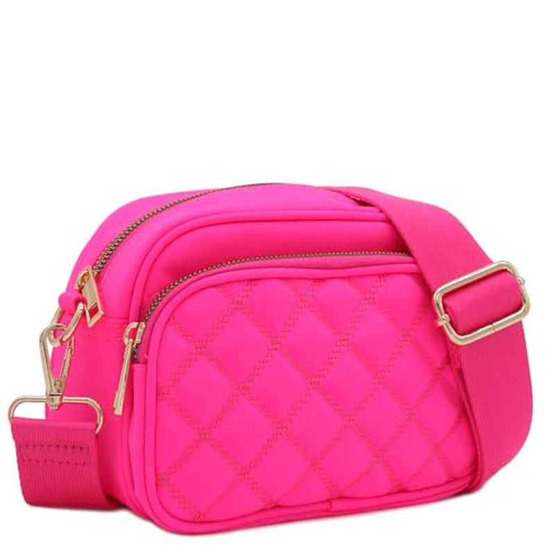 Quilted Nylon Crossbody Bag with Wide Strap FashionPuzzle 绗缝尼龙斜挎包配宽肩带 detail