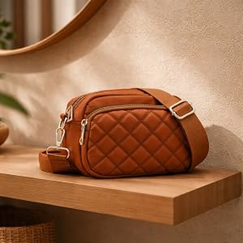 Quilted Nylon Crossbody Bag with Wide Strap FashionPuzzle 绗缝尼龙斜挎包配宽肩带 detail